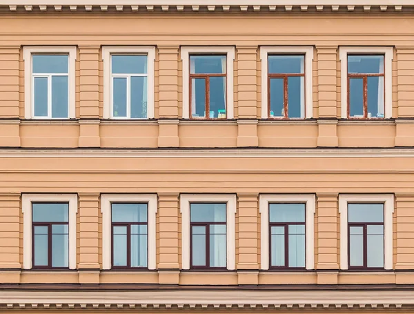 Windows ofis binası cephe üzerinde üst üste