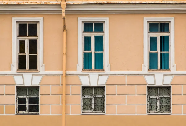 Windows ofis binası cephe üzerinde üst üste