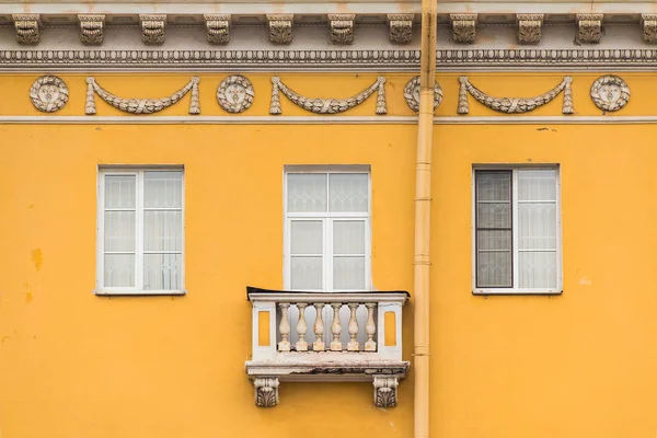 Pencere ve balkon cephe Petersburg devlet taşıma Üniversitesi