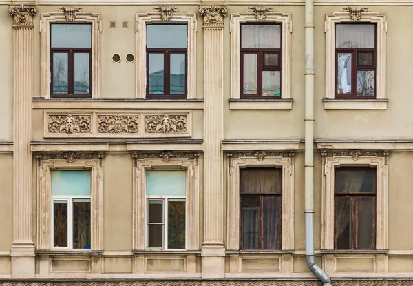 Ventanas y balcón en la fachada del edificio de apartamentos — Foto de Stock