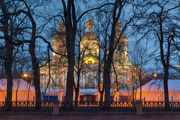 Naval katedralen Sankt Nicholas bakom träden på natten, Hdr — Stockfoto