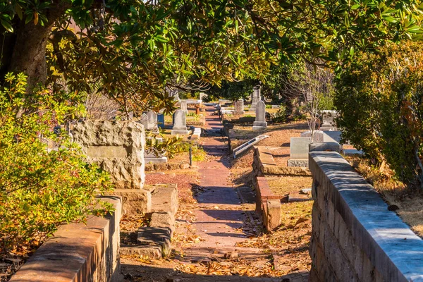 Pedras tumulares, árvores e caminhos pedestres no Cemitério de Oakland, Atlanta, EUA — Fotografia de Stock