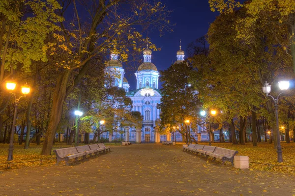 Nattvisning Nikolsky trädgård och Naval St. Nicholas-katedralen — Stockfoto