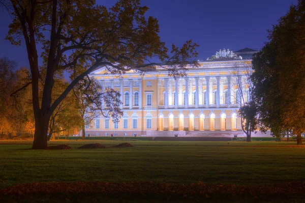 Ночной осенний вид Михайловского сада и Государственного Русского музея — стоковое фото