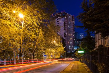 Tonnelnaya sokak alacakaranlıkta, Sochi, Rusya Federasyonu