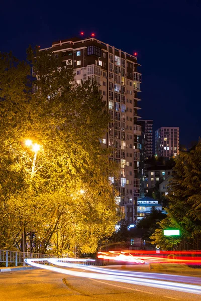 Tonnelnaya street at crepúsculo, Sochi, Rússia — Fotografia de Stock