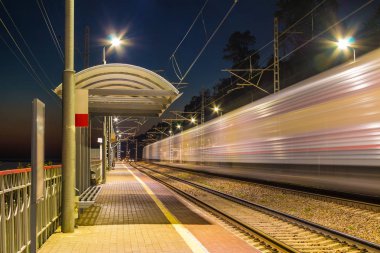 Tren istasyonu ve Hareket Bulanıklığı tren platformu