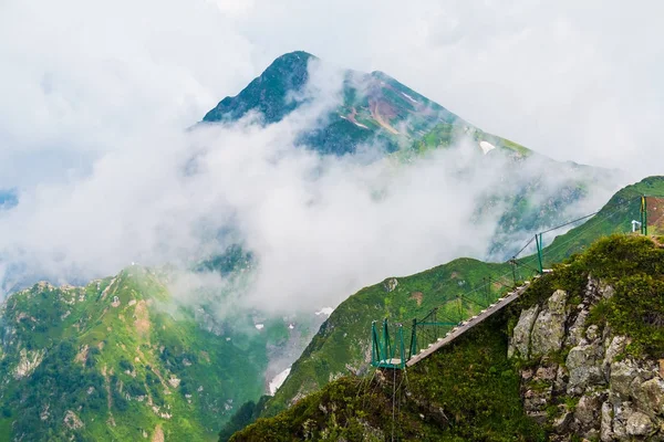 Pont de corde dans les montagnes — Photo