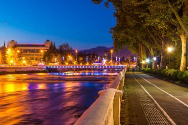 Sochi nehir ve dolgu gece görünümü