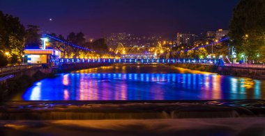 Sochi Nehri ve Malyy Kubanskiy köprü gece görünümü