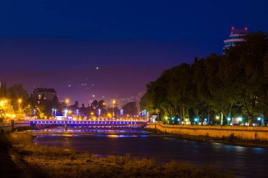 Sochi Nehri ve Kubanskiy Köprüsü gece görünümü