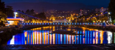Sochi Nehri ve Malyy Kubanskiy köprü gece görünümü