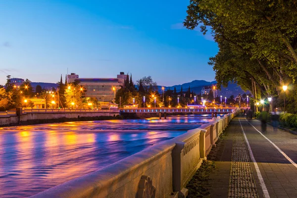 Nachtansicht von Sotschi Fluss und Böschung — Stockfoto