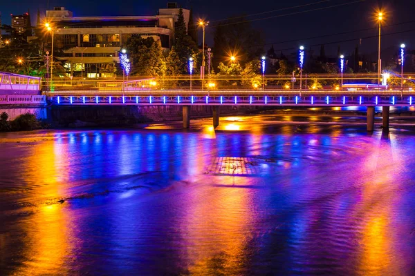 Vista nocturna del río Sochi y el puente de Kubanskiy — Foto de Stock