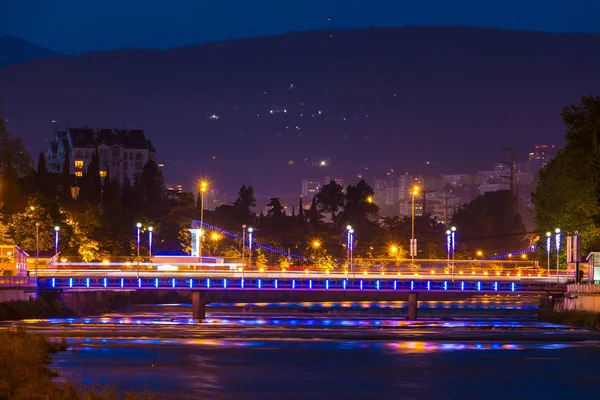 Nachtansicht des Flusses Sotschi und der Kubanskij Brücke — Stockfoto