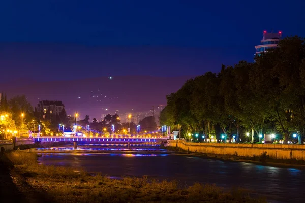 Nachtansicht des Flusses Sotschi und der Kubanskij Brücke — Stockfoto