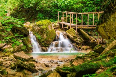 Şelale içinde dağ geçidi Chudo-Krasotka, Sochi, Rusya Federasyonu