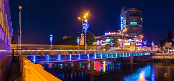 Нічний погляд мосту Kubanskiy і обслуговується офіс «Олександрія», Сочі — стокове фото