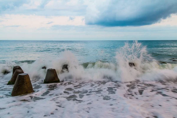 Beton kayalar ve deniz sörf — Stok fotoğraf