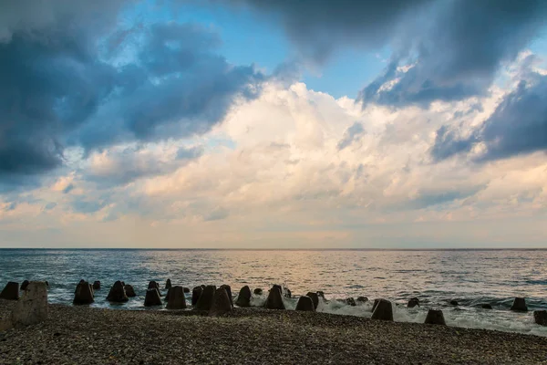 Deniz ve kontrast bulutların beton kayalar — Stok fotoğraf