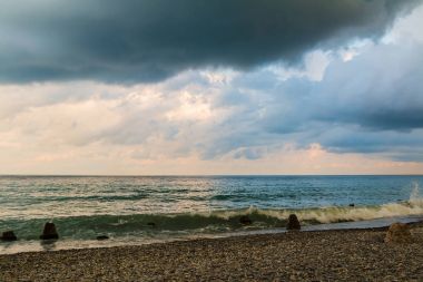 Varicolored deniz ve bulutlar