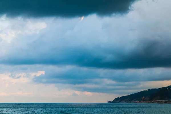 Bewölkung mit parallelen Regenwolken — Stockfoto