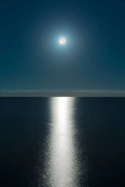 Luna piena sul mare — Foto Stock