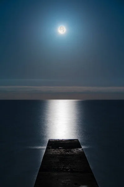 满月在海 — 图库照片