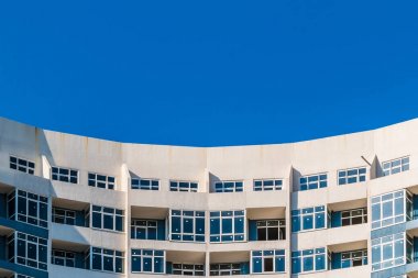 Gökyüzü arka plan üzerinde modern binanın cephe