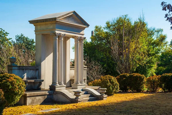 Monumento em forma de pórtico no Cemitério de Oakland, Atlanta, EUA — Fotografia de Stock