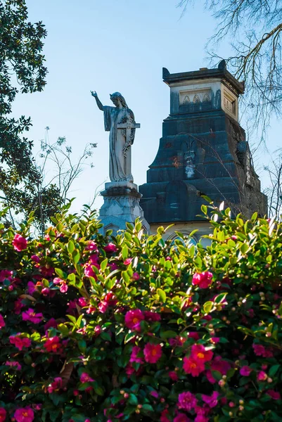 Escultura de mujer con cruz en Oakland Cemetery, Atlanta, EE.UU. — Foto de Stock