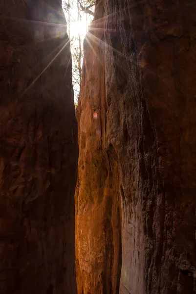 Napsugarak, réstisztító falon Providence Canyon, Amerikai Egyesült Államok — Stock Fotó