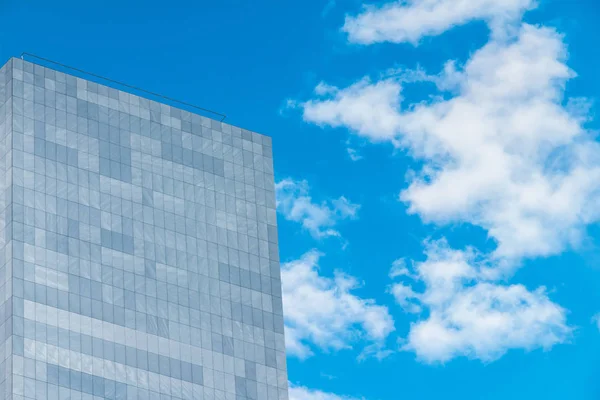 하늘 배경의에 현대 건물의 벽 — 스톡 사진