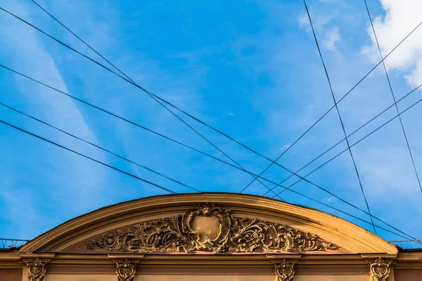 Basreliéf historické budovy na pozadí oblohy — Stock fotografie