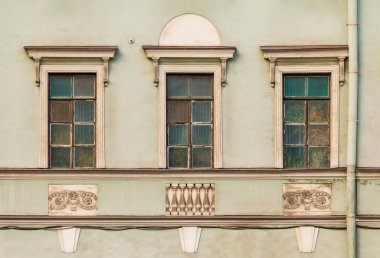 Tarihi binanın cephesinde satır içinde pencere eşiği