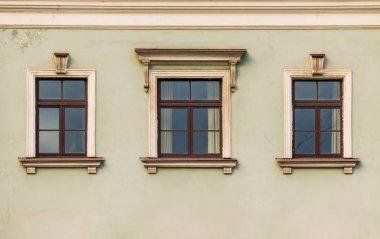 Tarihi binanın cephesinde satır içinde pencere eşiği