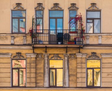 Satır ve tarihi bina cephe balkonda içinde pencere eşiği