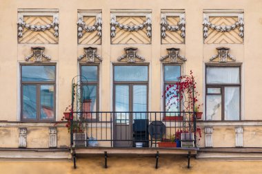 Satır ve tarihi bina cephe balkonda içinde pencere eşiği