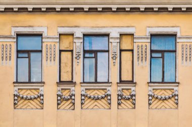 Tarihi binanın cephesinde satır içinde pencere eşiği