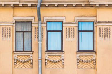 Tarihi binanın cephesinde satır içinde pencere eşiği