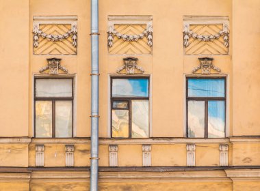 Tarihi binanın cephesinde satır içinde pencere eşiği