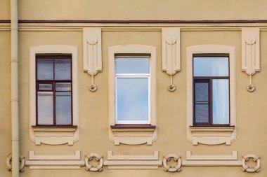 Tarihi binanın cephesinde satır içinde pencere eşiği