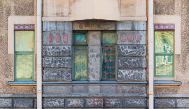 Tarihi binanın cephesinde satır içinde pencere eşiği