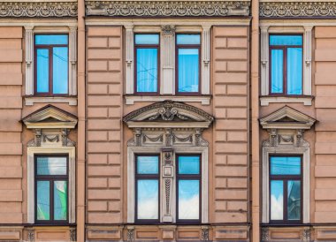 Tarihi binanın cephesinde satır içinde pencere eşiği