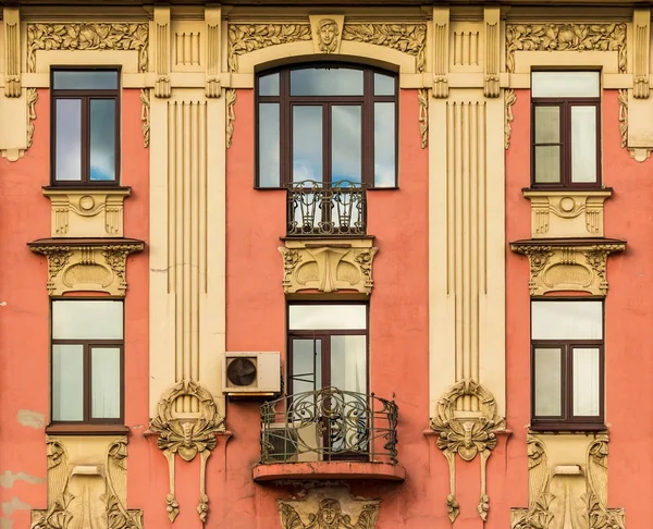 Windows w wierszu i balkonem na elewacji zabytkowego budynku — Zdjęcie stockowe