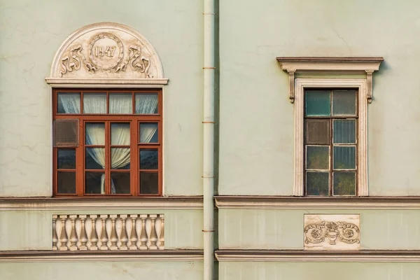 Windows in row on facade of historic building — Stock Photo, Image