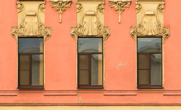 Janelas em fila na fachada do edifício histórico — Fotografia de Stock