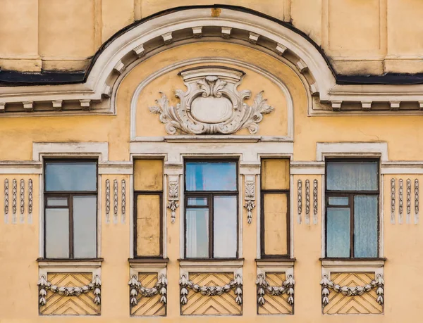 Ventanas en fila en la fachada del edificio histórico — Foto de Stock