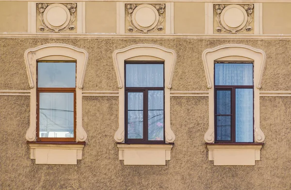 역사적인 건물의 외관에 행 윈도우 — 스톡 사진