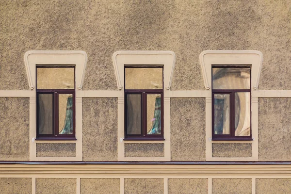 Fenêtres en rangée sur la façade du bâtiment historique — Photo